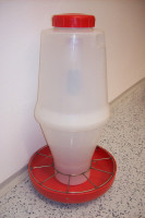 Nádoba pro krmnení tekuté mléčné náhražky selatům pro MAXI PAN